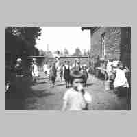 094-0056 Der Kindergarten in Schirrau im Jahre 1937. Ganz hinten Frau Endrejat.jpg